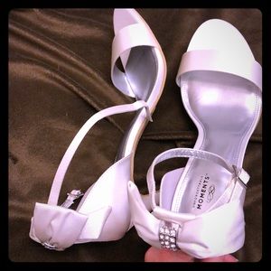 Unforgettable moments satiny pumps w/ bow